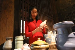 Trưng bày, giới thiệu nghề gốm truyền thống. (Ảnh: Thanh Tùng/TTXVN)