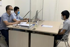 Thanh tra Sở Thông tin và Truyền thông Hà Nội làm việc với đại diện đơn vị hoạt động trang thông tin điện tử. (Ảnh: TTXVN phát)