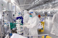 Đội ngũ y bác sỹ tận tâm ngày đêm điều trị cho bệnh nhân COVID-19 tại Trung tâm Hồi sức tích cực người bệnh COVID-19 Việt Đức tại TP.Hồ Chí Minh. (Ảnh: TTXVN phát)