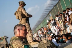 Binh sỹ Anh gác tại sân bay Kabul, Afghanistan, ngày 22/8/2021. (Ảnh: AFP/TTXVN)