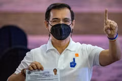 Thị trưởng thủ đô Manila, Francisco Domagoso sau khi nộp - một trong các ứng cử viên tổng thống Philippines. (Ảnh: AFP/TTXVN)