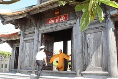 Chùa Song Tử Tây đón cán bộ, chiến sỹ Vùng 4 Hải quân ra thăm đảo. Sự hiện diện của những ngôi chùa trên các đảo nhằm khẳng định chủ quyền lâu đời của dân tộc Việt Nam. (Nguồn: TTXVN)