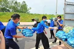 Thanh niên Hà Nội tiếp nhận và vận chuyển nhu yếu phẩm đến những nơi có dịch COVID-19. (Ảnh: Minh Đức/TTXVN)