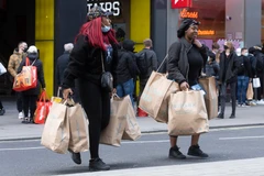 Người dân di chuyển trên đường phố tại London, Anh, ngày 12/4/2021. (Ảnh: THX/TTXVN)