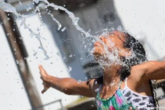 Một cô gái hạ nhiệt cơ thể tại công viên nước cộng đồng ở Richmond, British Columbia. (Nguồn; AFP/Getty)