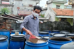 Được vay 70 triệu đồng với lãi suất ưu đãi, anh Đỗ Văn Hải, xã Quảng Nham, Quảng Xương quyết định đầu tư mở cơ sở sản xuất nước mắm sau khi trở về từ Đài Loan do ảnh hưởng của dịch COVID-19. (Ảnh: Khiếu Tư/TTXVN)