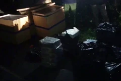 Gần 6.000 gói thuốc lá điếu ngoại nhập lậu bị đối tượng bỏ lại trên xe. (Ảnh: TTXVN phát)