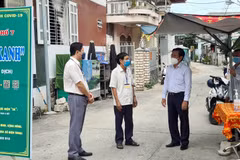 Lãnh đạo Tỉnh ủy Ninh Thuận kiểm tra công tác phòng, chống dịch COVID-19 tại thành phố Phan Rang-Tháp Chàm. (Ảnh: Công Thử/TTXVN)