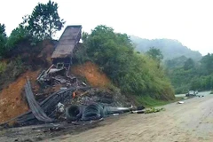 Phần đầu xe đã bị cháy rụi. (Ảnh: TTXVN phát)