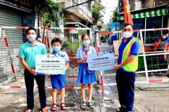 Trao tặng học bổng cho học sinh khó khăn tại quận 1, TP Hồ Chí Minh. (Ảnh: Hồng Giang/TTXVN)