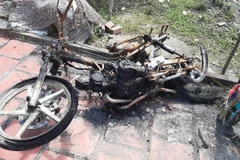 Hiện trường chiếc xe máy bị cháy rụi. (Nguồn: thanhnien.vn)