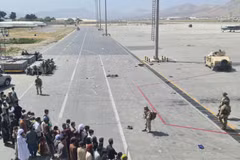 Người dân tập trung tại sân bay Kabul, Afghanistan, ngày 16/8/2021, để chờ sơ tán. (Ảnh: THX/TTXVN)
