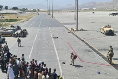 Người dân tập trung tại sân bay Kabul, Afghanistan, ngày 16/8/2021, để chờ sơ tán. (Ảnh: THX/TTXVN)
