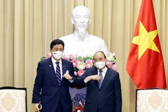 Chủ tịch nước Nguyễn Xuân Phúc và Bộ trưởng Quốc phòng Nhật Bản Kishi Nobuo. (Ảnh: Dương Giang/TTXVN)