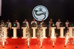 Các đại biểu thực hiện nghi thức bấm nút khai trương Trung tâm điều hành đô thị thông minh thành phố Cần Thơ. (Ảnh: Trung Kiên/TTXVN)