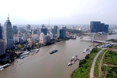 Khu trung tâm quận 1, TP Hồ Chí Minh bên bờ sông Sài Gòn. (Ảnh Thanh Vũ/TTXVN)