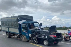 Hiện trường vụ tai nạn giao thông đặc biệt nghiêm trọng khiến 3 người tử vong trong chiếc xe con bị biến dạng. (Ảnh: Cục CSGT)