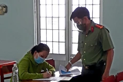 Lực lượng chức năng Vĩnh Long làm việc với đối tượng Lê Kim Liên về hành vi đăng tin sai sự thật. Ảnh do cơ quan công an cung cấp. (Nguồn: thanhnien.vn)