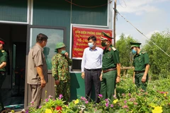 Thiếu tướng Nguyễn Trường Thắng, Tư lệnh Quân khu 7 lkiểm tra tuyến biên giới huyện Mộc Hóa. (Ảnh: Thanh Bình/TTXVN)