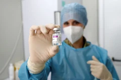 Một nhân viên y tế cầm một lọ vaccine COVID-19 trong một trung tâm tiêm chủng ở Rome, Italy ngày 23/2. (Nguồn: Reuters)