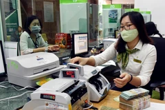 Khách hàng giao dịch tại Hội sở Vietcombank. (Ảnh: Trần Việt/TTXVN)