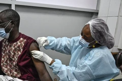 Tiêm vaccine ngừa Ebola tại một trung tâm tiêm chủng ở Cocody, Côte d’Ivoire, ngày 16/8/2021. (Ảnh: AFP/TTXVN)