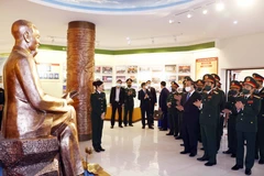 Chủ tịch nước Nguyễn Xuân Phúc thăm phòng truyền thống của Trường Sỹ quan Chính trị (Bộ Quốc phòng). (Ảnh: Thống Nhất/TTXVN)