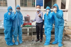 Sinh viên y khoa Đại học Y dược Thành phố Hồ Chí Minh tại một điểm lấy mẫu xét nghiệm ở phường Bình Trị Đông B, quận Bình Tân. (Ảnh: Hồng Giang/TTXVN)