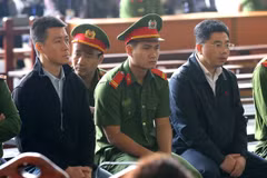 Bị cáo Phan Sào Nam (trái) và Nguyễn Văn Dương (phải) tại phiên xét xử chiều 21/11/2018. (Ảnh: Trung Kiên/TTXVN)