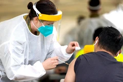 Nhân viên y tế tiêm vaccine phòng COVID-19 cho người dân tại Dubbo, Australia ngày 22/8/2021. (Ảnh: AFP/TTXVN)