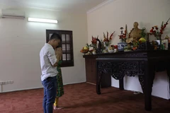 Đại diện kiều bào tại Malaysia đang hương lên bàn thờ Bác Hồ trong ngày Tết Nguyên đán Tân Sửu 2021. (Ảnh: Hằng Linh/Vietnam+)