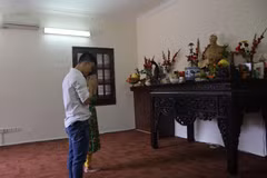 Đại diện kiều bào tại Malaysia đang hương lên bàn thờ Bác Hồ trong ngày Tết Nguyên đán Tân Sửu 2021. (Ảnh: Hằng Linh/Vietnam+)