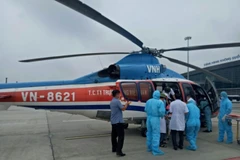 Binh đoàn 18 (Tổng công ty Trực thăng Việt Nam) kịp thời vận chuyển bệnh nhân về đất liền cấp cứu. (Ảnh: TTXVN phát)