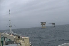 Tàu Trường Sa 129 rẽ sóng lớn ra nhà giàn. (Ảnh: Quang Vinh/Vietnam+))