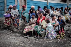 Người dân bị mất nhà cửa do núi lửa Nyiragongo phun trào, đợi nhận hàng cứu trợ tại Goma, CHDC Congo, ngày 26/5/2021. (Ảnh: AFP/TTXVN)