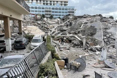 Hiện trường vụ sập nhà tại Miami, bang Florida, Mỹ, ngày 24/6/2021. (Ảnh: THX/TTXVN)