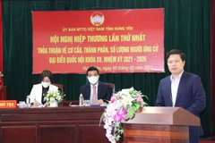 Chủ tịch HĐND tỉnh Hưng Yên, Trần Quốc Toản phát biểu tại hội nghị. (Ảnh: Đinh Tuấn/TTXVN)