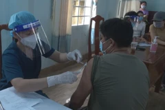 Lực lượng y tế tiêm vaccine ngừa COVID-19 cho người dân xã Đức Hạnh, huyện Bù Gia Mập. (Ảnh: K GỬIH/TTXVN)