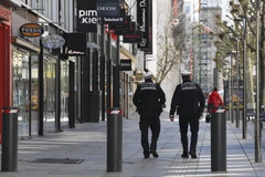 Nhân viên an ninh tuần tra gần Koeniggstrasse, một khu phố thương mại sầm uất ở Stuttgart, miền Nam Đức trong bối cảnh lệnh hạn chế được ban bố do dịch COVID-19. (Ảnh: AFP/TTXVN)