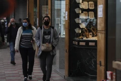 Người dân di chuyển trên phố ở Beirut, Liban ngày 30/11/2020. (Ảnh: THX/TTXVN)