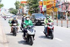 Lực lượng giao hàng công nghệ (shipper) được hoạt động trở lại tại 8 địa phương “vùng đỏ.” (Ảnh: Tiến Lực/TTXVN)