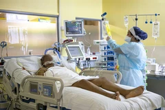 Nhân viên y tế chăm sóc bệnh nhân COVID-19 tại một bệnh viện ở Cayenne, Pháp ngày 25/9/2021. (Ảnh: AFP/TTXVN)