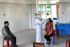Trung tâm Y tế huyện Bình Sơn phối hợp với UBND thị trấn Châu Ổ, Quảng Ngãi tiến hành lấy mẫu xét nghiệm toàn dân sàng lọc COVID- 19. (Ảnh: Lê Ngọc Phước/TTXVN)