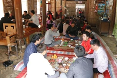 Người Dao đỏ bắt đầu ăn Tết từ ngày 25 tháng Chạp, anh em trong họ thay phiên nhau ăn Tết mỗi nhà một ngày khác nhau. (Ảnh: Tuấn Anh/TTXVN)