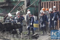 Những người thợ mỏ và lực lượng cứu hộ tại hiện trường vụ nổ khí metal ở mỏ than của công ty Skhidkarbon gần thành phố Luhansk, Ukraine ngày 26/4/2019. Ảnh minh họa. (Nguồn: Rueters)