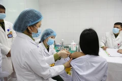 Tiêm mũi vắcxinđầu tiên ngừa COVID-19 Nano Covax nhóm liều 50mcg cho tình nguyện viên nữ tại Việt Nam. (Ảnh: Diệp Trương/TTXVN)
