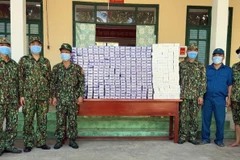 Số thuốc lá lực lượng biên phòng thu giữ tại hiện trường. (Ảnh: TTXVN phát)