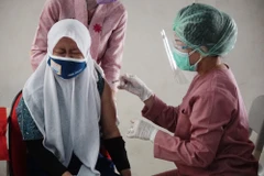 Nhân viên y tế tiêm vaccine ngừa COVID-19 cho người dân tại Jakarta, Indonesia. (Ảnh: THX/TTXVN)