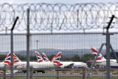Máy bay đỗ tại sân bay London Gatwick, Anh ngày 1/5/2020. (Ảnh: AFP/TTXVN)