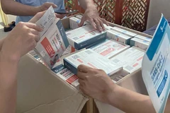 Lô hàng có nhãn mác ghi tiếng nước ngoài bị thu giữ. Ảnh do Cơ quan Công an cung cấp. (Nguồn: tuoitre.vn)